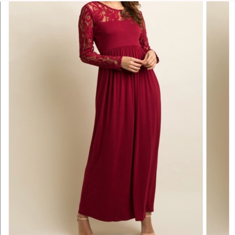 Maxi red dress with lace sleeves